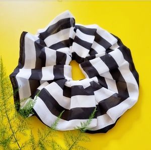 HANMADE BLACK AND WHITE SCRUNCHIE